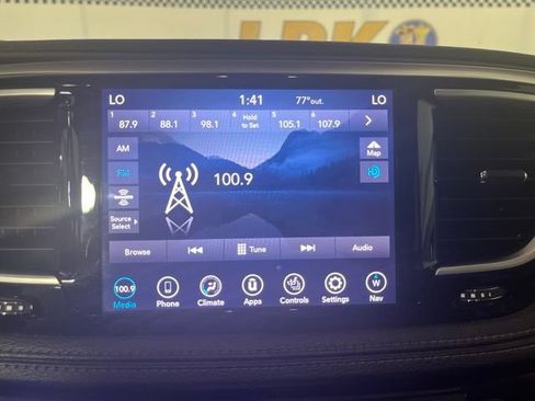 Used 2020 Chrysler Pacifica Limited FWD image 26