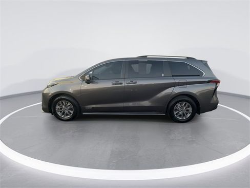 Used 2021 Toyota Sienna LE w/ LE Plus Package image 5