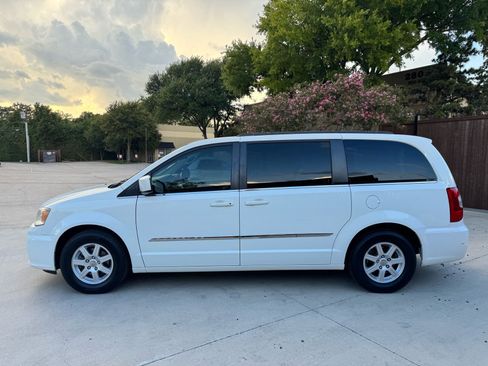 Used 2013 Chrysler Town & Country Touring FWD image 4