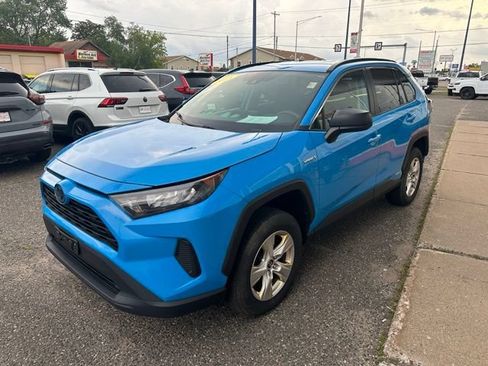 Used 2021 Toyota RAV4 LE AWD/4WD image 3