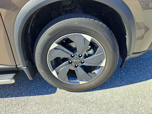 Used 2025 Nissan Rogue SV w/ SV Premium Package image 9