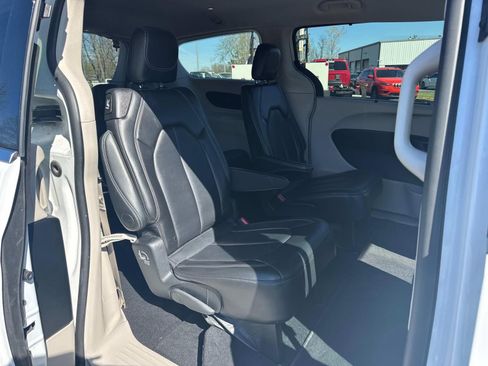 Used 2024 Chrysler Pacifica Touring-L image 25