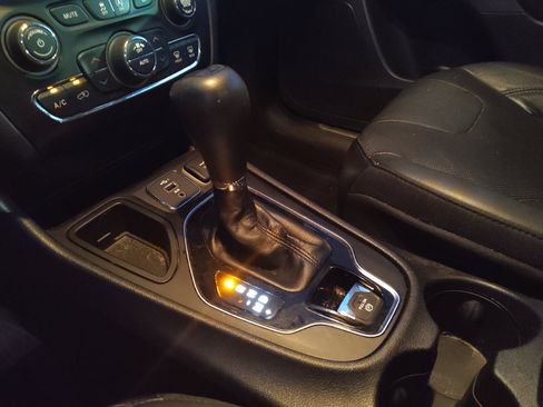 Used 2019 Jeep Cherokee Limited FWD image 26