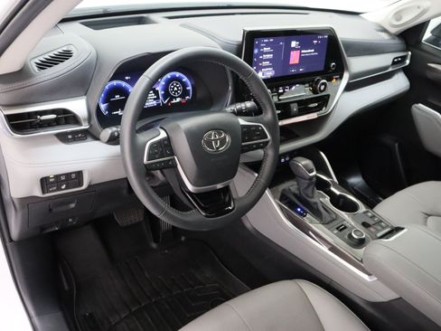Certified 2026 Toyota Highlander Platinum AWD/4WD image 13