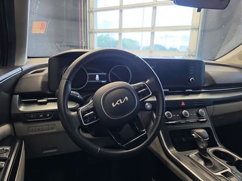 Used 2023 Kia Carnival LX FWD image 19