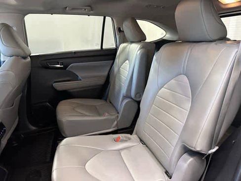 Used 2022 Toyota Highlander XLE image 11