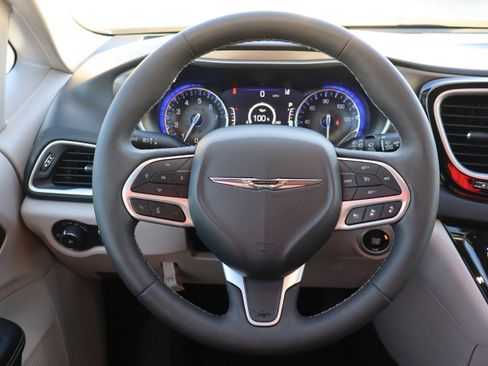 Used 2024 Chrysler Pacifica Touring-L image 17