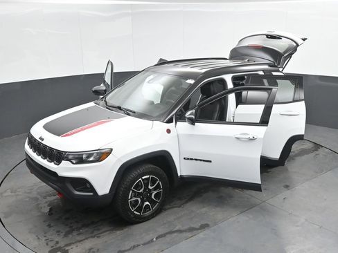 Used 2025 Jeep Compass Trailhawk AWD/4WD image 49