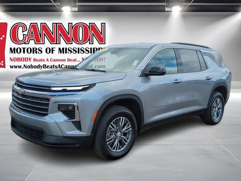 Used 2025 Chevrolet Traverse LT image 1