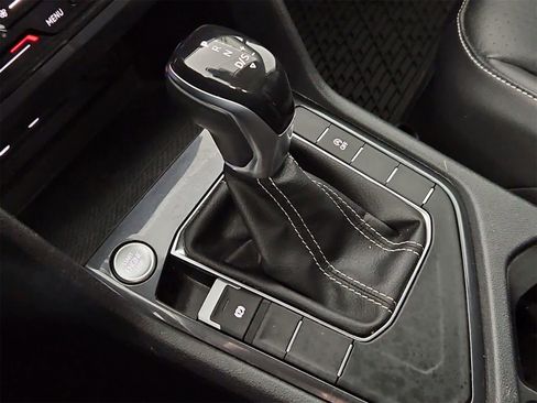 Certified 2022 Volkswagen Tiguan SE image 34