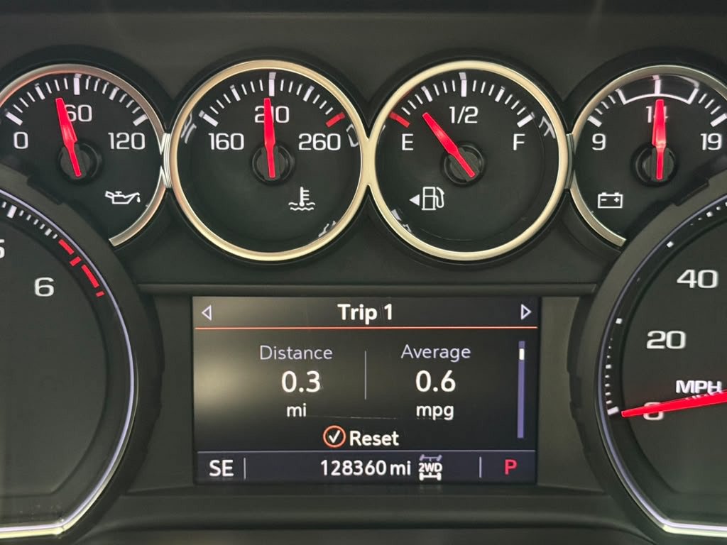 Used 2021 Chevrolet Suburban Z71 w/ Luxury Package AWD/4WD image 15
