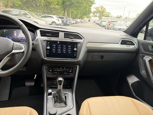 Used 2024 Volkswagen Tiguan SE w/ Panoramic Sunroof Package image 31