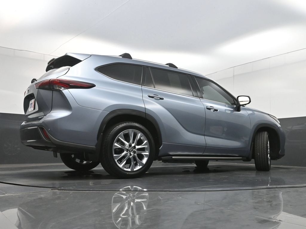 Used 2024 Toyota Highlander Limited FWD image 34