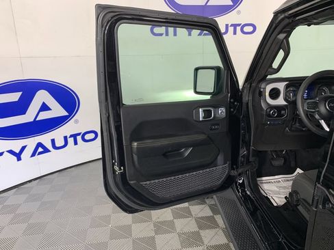 Used 2025 Jeep Wrangler Unlimited Sahara AWD/4WD image 13