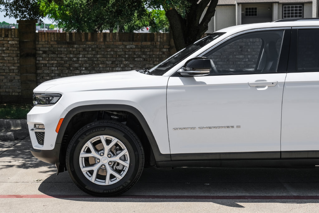 Used 2023 Jeep Grand Cherokee Limited w/ Luxury Tech Group II AWD/4WD image 21