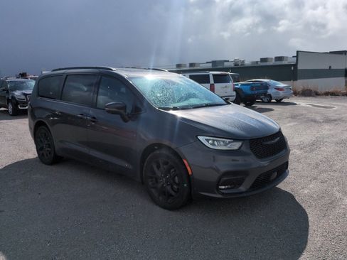 Used 2022 Chrysler Pacifica Limited w/ S Appearance Package image 4