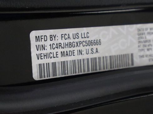 Used 2023 Jeep Grand Cherokee Limited w/ Luxury Tech Group II AWD/4WD image 40