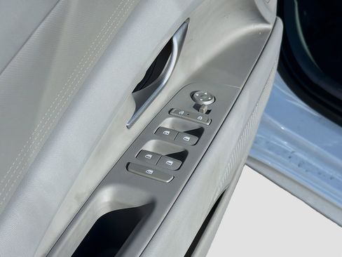 Used 2025 Hyundai Elantra Blue image 21