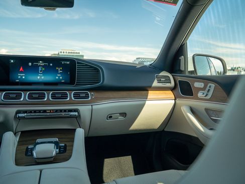 Certified 2025 Mercedes-Benz GLE 450e 4MATIC w/ Winter Package image 19
