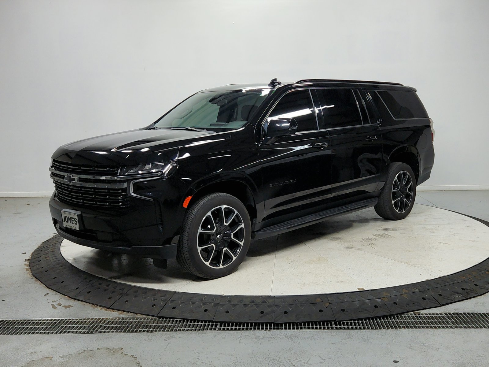 Used 2022 Chevrolet Suburban RST w/ Luxury Package RWD image 4
