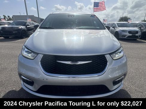 Used 2024 Chrysler Pacifica Touring-L FWD image 2