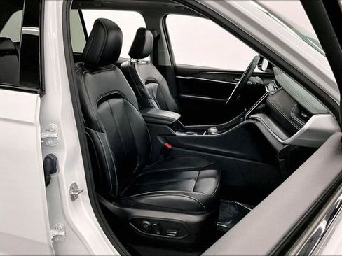 Used 2024 Jeep Grand Cherokee Limited image 8