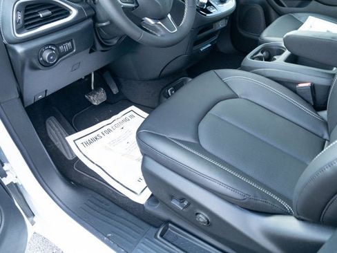 New 2026 Chrysler Pacifica Select image 25