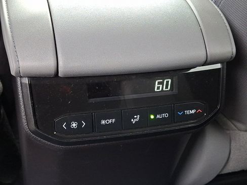 Used 2024 Toyota Highlander LE AWD/4WD image 12