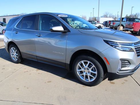 Used 2024 Chevrolet Equinox LT image 3
