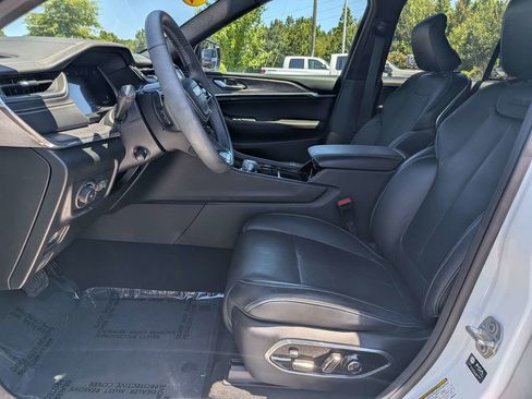 Used 2025 Jeep Grand Cherokee Overland w/ Luxury Tech Group IV AWD/4WD image 19
