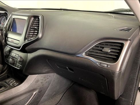 Used 2020 Jeep Cherokee Latitude Plus image 22