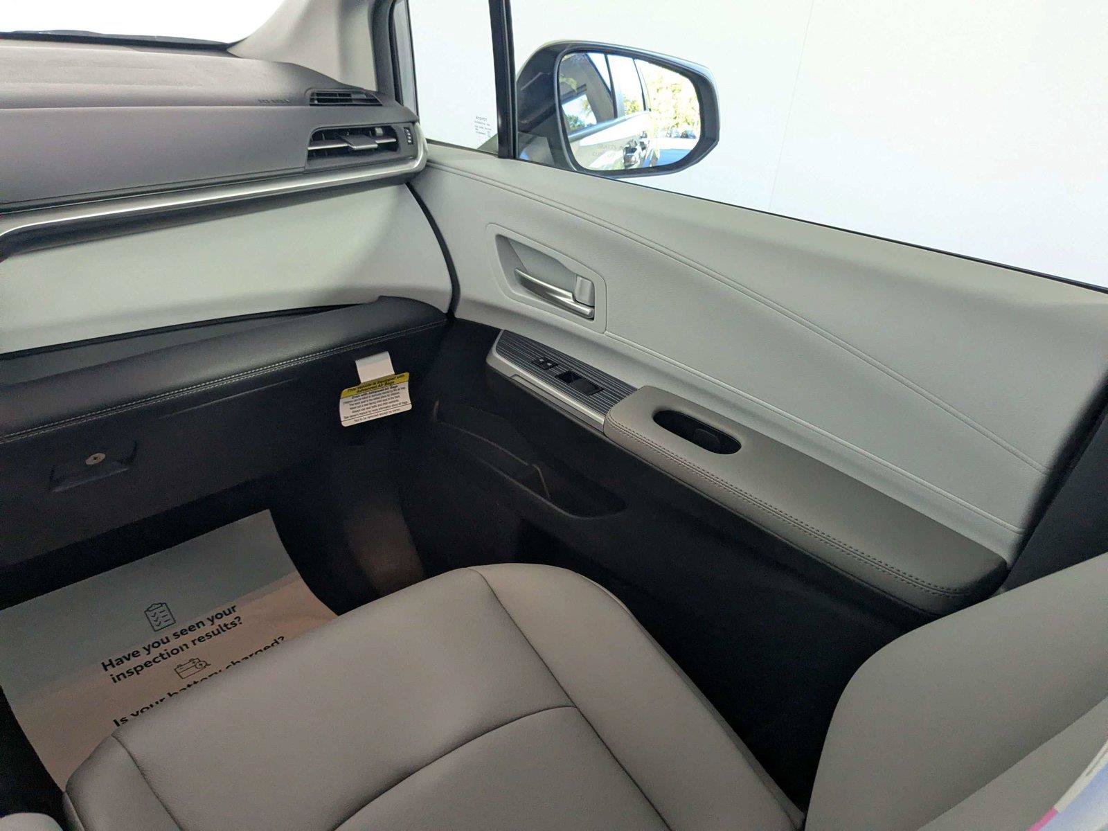 Certified 2025 Toyota Sienna XLE FWD image 40