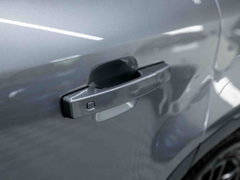 Used 2023 Land Rover Defender 130 SE image 34