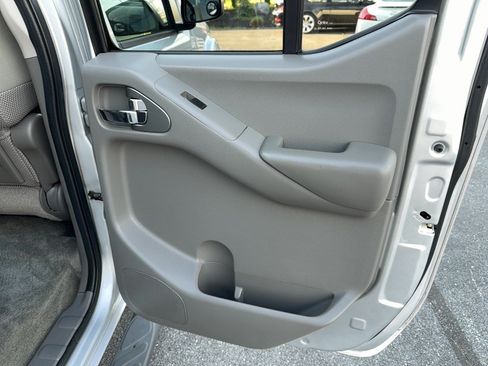 Used 2013 Nissan Frontier SV w/ SV Value Truck Pkg RWD image 23