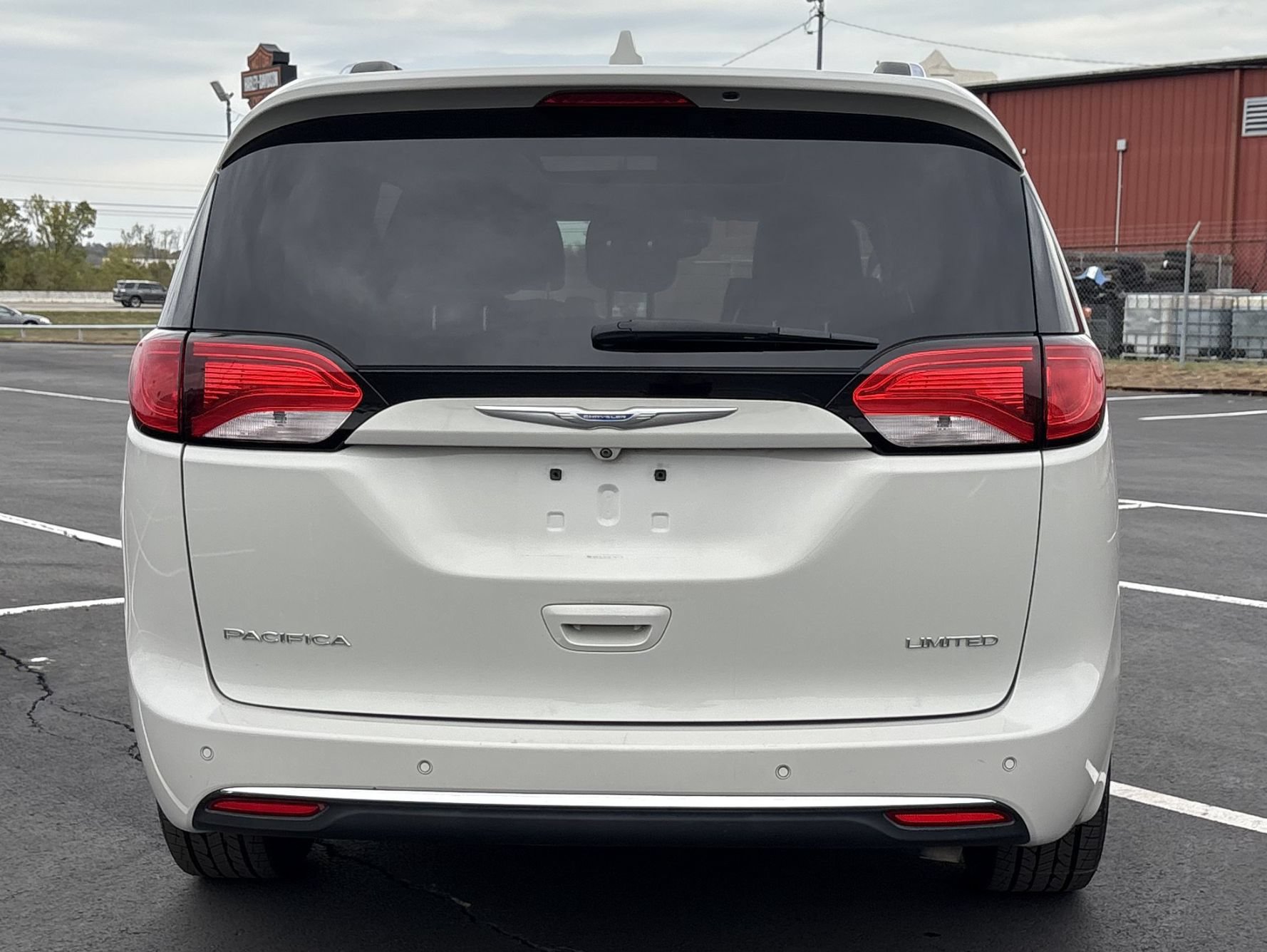 Used 2017 Chrysler Pacifica Limited FWD image 4