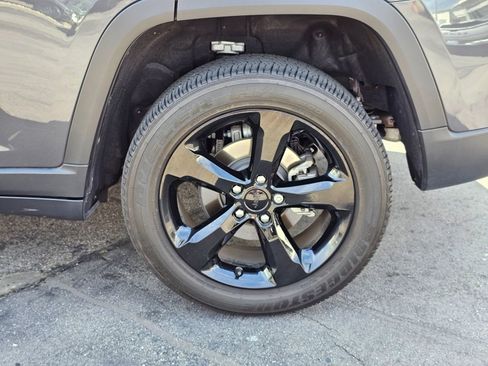 Used 2023 Jeep Grand Cherokee Altitude image 9