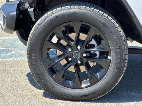 Used 2025 Jeep Wrangler Unlimited Sahara AWD/4WD image 32