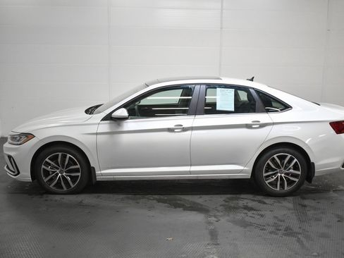 Used 2025 Volkswagen Jetta SE image 4