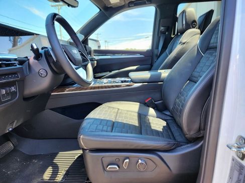 Used 2026 Cadillac Escalade Platinum Sport w/ LPO, Floor Liner Package AWD/4WD image 18