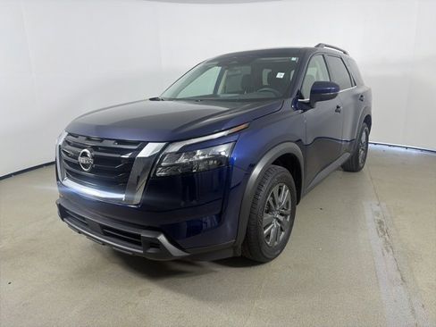 Used 2024 Nissan Pathfinder SV image 2