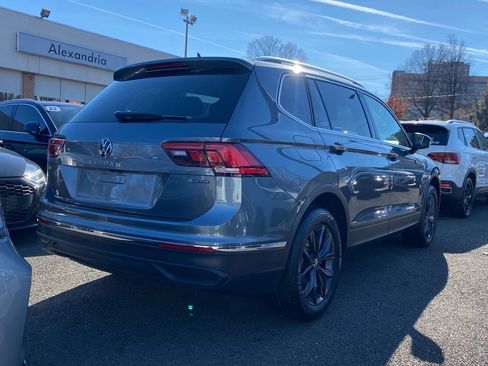 Certified 2022 Volkswagen Tiguan SE w/ Panoramic Sunroof Package image 3