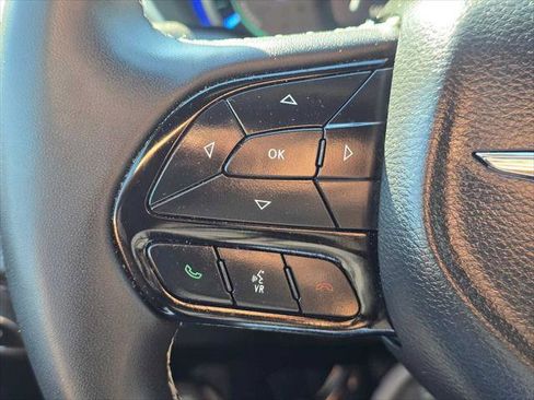 Used 2024 Chrysler Pacifica Limited FWD image 32