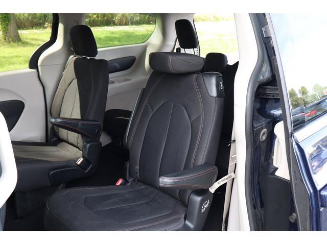 Used 2017 Chrysler Pacifica Touring FWD image 11