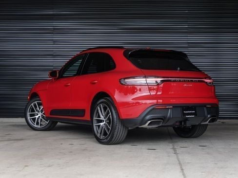 Certified 2025 Porsche Macan AWD/4WD image 3