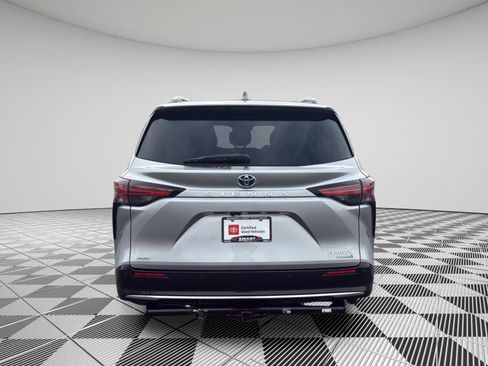 Used 2022 Toyota Sienna Platinum image 6