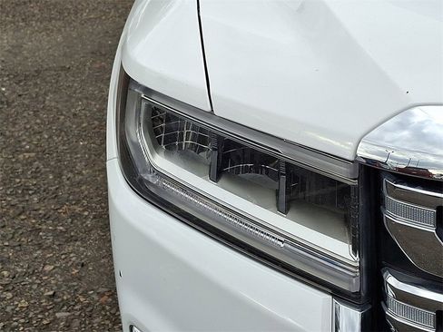 Certified 2023 GMC Acadia SLT image 9