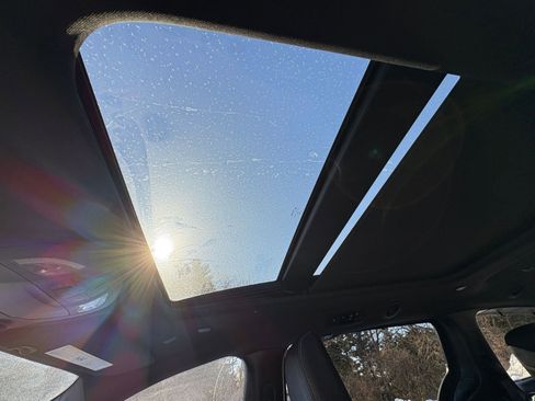 Used 2025 Chrysler Pacifica Limited image 27