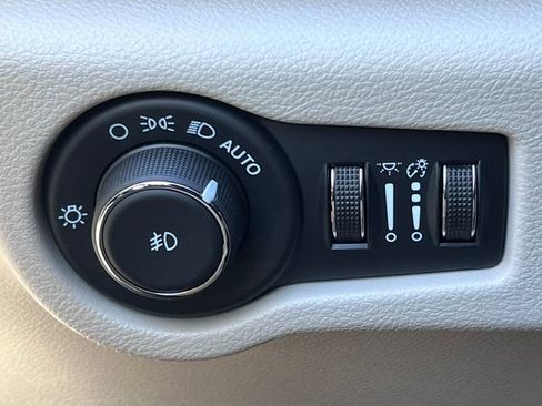 Used 2024 Chrysler Pacifica Touring-L FWD image 18