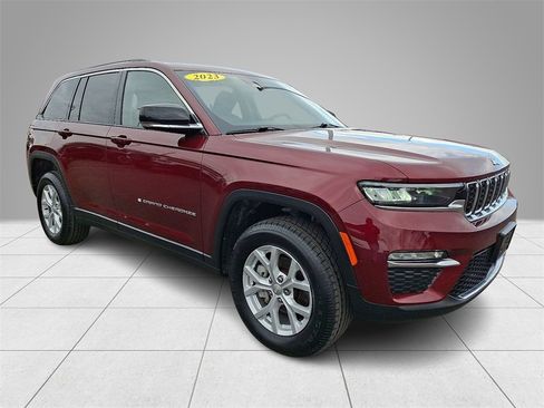 Used 2023 Jeep Grand Cherokee Limited image 3