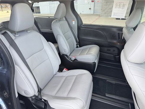 Used 2015 Toyota Sienna Limited image 29